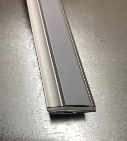 POLTRONIC - PROFIL ALUMINIOWY NAROŻNY NZA DO TAŚM LED DŁUGOŚĆ 202CM SZEROKOŚĆ 2.3CM SREBRNY ANODOWANY Z KLOSZEM MLECZNYM I DWOMA ZASLEPKAMI - PC031597