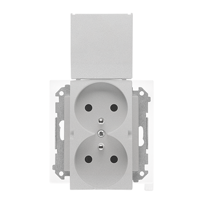 KONTAKT SIMON - Gniazdo wtyczkowe podwójne do wersji IP44 z uszczelką (moduł) 16 A, 250 V~, szybkozłącza. Klapka w kolorze pokrywy; Aluminium mat Simon 55 - TGZ2BMCZ.01/143