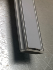 POLTRONIC - PROFIL ALUMINIOWY NATYNKOWY NTD DO TAŚM LED DŁUGOŚĆ 202CM SZEROKOŚĆ 1,6CM PŁYTKI SREBRNY ANODOWANY Z KLOSZEM MLECZNYM I DWOMA ZAŚLEPKAMI - PC031573